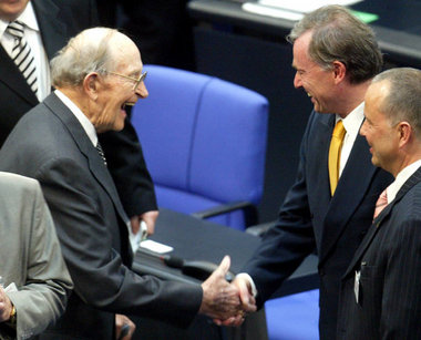 Dem von der CDU-nominierten Altnazi Hans Filbinger war es am 23....