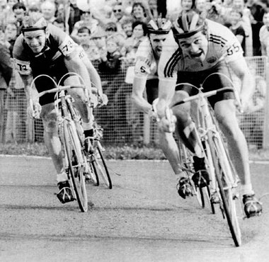 Wissen, was man will. Thomas Barth (rechts) im Etappenendspurt b...