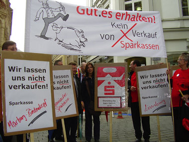 Gewerkschafter protestieren gegen drohende Privatisierung, Wiesb...