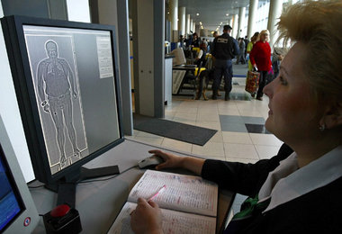 Röntgenapparat für die Sicherheitskontrolle auf dem Moskauer Flu... Röntgenapparat für die Sicherheitskontrolle auf dem Moskauer Flu...