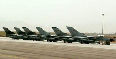 Bundeswehr-«Tornados« am Donnerstag in Masar-i-Scharif. Ob ihr E... Bundeswehr-«Tornados« am Donnerstag in Masar-i-Scharif. Ob ihr E...