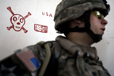 Tödliche Gefahr: US-Soldat bei einer Razzia in Bagdad Tödliche Gefahr: US-Soldat bei einer Razzia in Bagdad