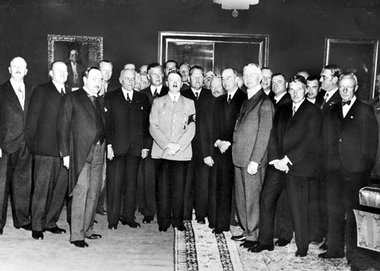Reichswirtschaftsminister Hjalmar Schacht (rechts, im hellen Anz...