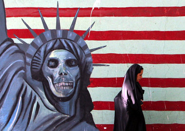 Straßenszene in Teheran: Die Mauer der früheren US-Botschaft ist... Straßenszene in Teheran: Die Mauer der früheren US-Botschaft ist...