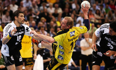Unmögliche Positionen: Nikola Karabatic (rechts) springt fast au...