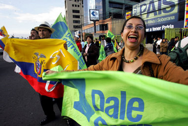 Anhänger des Präsidenten feierten am Sonntag abend in Quito den ...