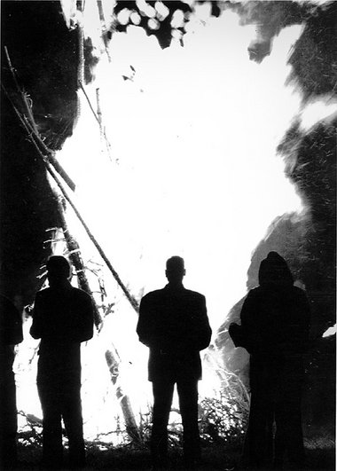 »Volkstreue Jugend« am Lagerfeuer »Volkstreue Jugend« am Lagerfeuer