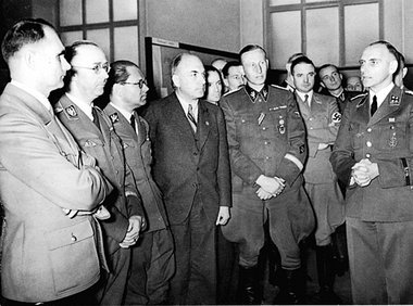 Germanisierungsplaner Konrad Meyer (rechts) erläutert  NS-Spitze...