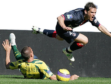 Frankreich legt sich nieder (hier Eric Cubilier/Nantes, links, u...