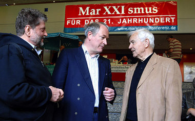 Der Ehrenvorsitzende der Linkspartei.PDS Hans Modrow (r.) nahm a...