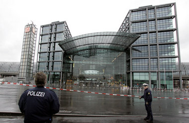 Protzige Neubauten wie in Berlin stehen im Kontrast zu massenhaf... Protzige Neubauten wie in Berlin stehen im Kontrast zu massenhaf...
