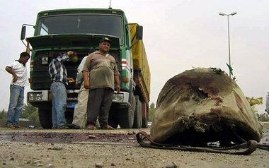 29. April 2004 bei Bakuba, Irak: Der Helm eines US-Soldaten, der...