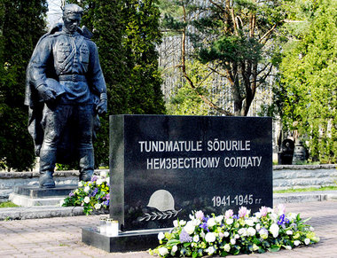 Aus dem Stadtzentrum auf den Soldatenfriedhof verbannt: das Denk...