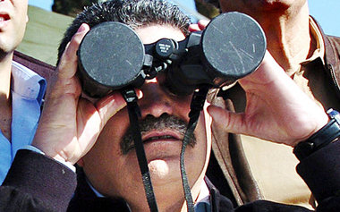 Israels Noch-Verteidigungsminister Amir Peretz sucht nach einem ...