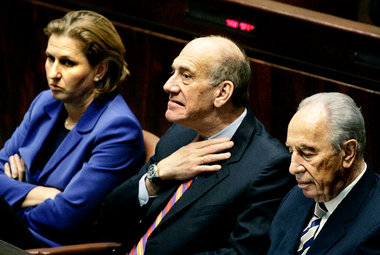 Ehud Olmert (Mitte), Zipi Livni und Schimon Peres bei der Knesse...