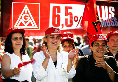 Auch am Freitag beteiligten sich rund 75 000 Metaller an Warnstr...