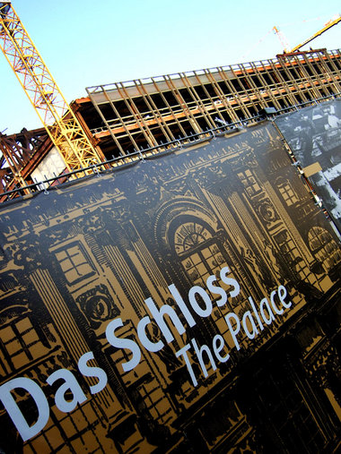 Monarchie und Alltag 2007: Hinter dieser Fassade wird der Palast...