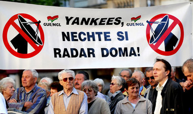 »Yankees, laßt eure Radaranlage zu Hause!« Protest tschechischer...