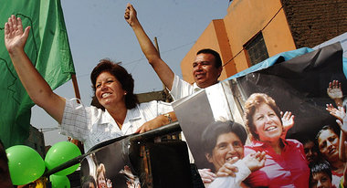 Inszeniert sich als Kandidat des Volkes: Lourdes Flores Inszeniert sich als Kandidat des Volkes: Lourdes Flores