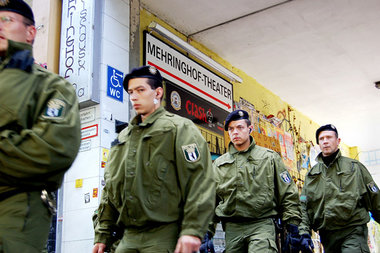 Theater im Berliner Mehringhof: Polizisten suchen Terroristen