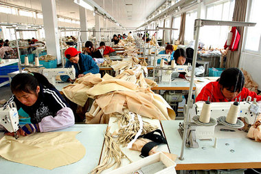 Textilarbeiterinnen in Jinxau. An der Rechtlosigkeit der meisten...