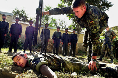 Deutsche Ausbilder zeigen Afghanen, welche Exzesse sie in der Bu...