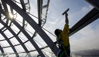 Fensterputzer an der Reichtagskuppel in Berlin, März 2007