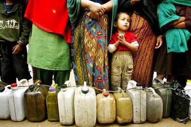Anstehen nach Benzin in Kathmandu. Nach einem Streik kann der Kr...