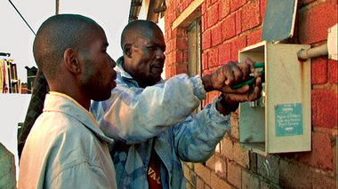 Bei der Operation »Licht an!« wurden in Soweto arme Haushalte wi...