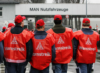 Warnstreik bei MAN in München. Warnstreik bei MAN in München.