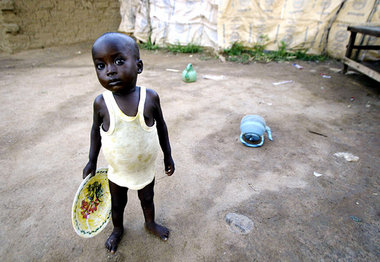 Junge in Abuja, Nigeria, Juli 2006. Jedes dritte afrikanische Ki...