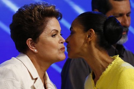 Verhalten herzlich: Dilma Rousseff begrüßt ihre politische Konku... Verhalten herzlich: Dilma Rousseff begrüßt ihre politische Konku...
