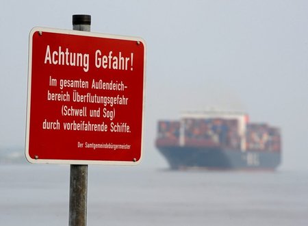 Containerschiff auf der Elbe in Niedersachsen - Umweltschützer w...