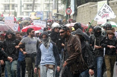 Demokratie auf EU-Niveau in Neapel: Proteste gegen EZB-Ratssitzu...