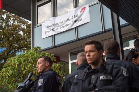 Polizeieinsatz gegen Flüchtlinge im Berliner Gewerkschaftshaus Polizeieinsatz gegen Flüchtlinge im Berliner Gewerkschaftshaus