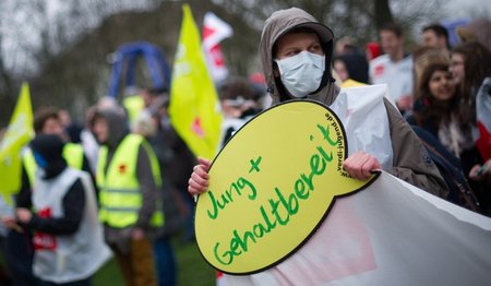 "Jung und Gehaltbereit":  Kundgebung während des Warnstreiks von...