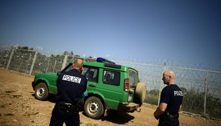 Im Einsatz gegen Flüchtlinge: Deutsche Grenzpolizisten bei einer... Im Einsatz gegen Flüchtlinge: Deutsche Grenzpolizisten bei einer...