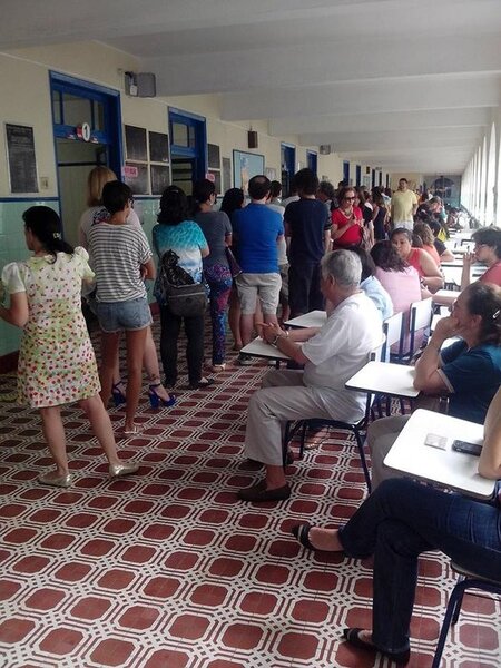 Warteschlange vor einem Wallokal in Recife, der Hauptstadt des n...