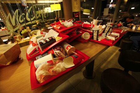 Die anstrengenden Arbeitsbedingungen in den Fastfoodketten spieg... Die anstrengenden Arbeitsbedingungen in den Fastfoodketten spieg...