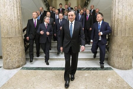 Notenbankpräsident Mario Draghi (vorn) mit seinen Kompagnons im ...