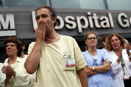 Mitarbeiter des Madrider La-Paz-Krankenhauses, in dem sich eine ...