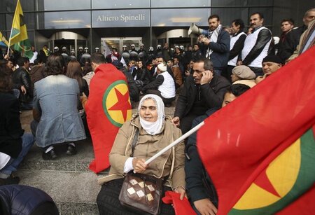 Kurdische Demonstranten forderten am Dienstag vor dem Europaparl...