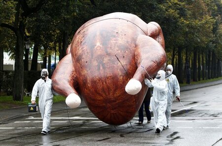 Lasst's euch schmecken: Chlorhuhn bei einem Protest gegen TTIP i... Lasst's euch schmecken: Chlorhuhn bei einem Protest gegen TTIP i...
