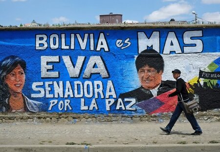 »Bolivien ist mehr«: Mit Wortspielen wirbt dieses Wandgemälde in... »Bolivien ist mehr«: Mit Wortspielen wirbt dieses Wandgemälde in...