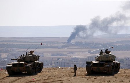 Türkische Panzer am Mittwoch an der syrischen Grenze, Im Hinterg... Türkische Panzer am Mittwoch an der syrischen Grenze, Im Hinterg...