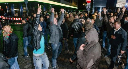 Zu lautstarken Auseinandersetzungen zwischen Kurden und Islamist... Zu lautstarken Auseinandersetzungen zwischen Kurden und Islamist...