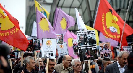 Demonstration kurdischer und türkischer Vereine gegen den IS-Ter...
