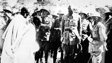Äthiopische Armeeführer kapitulieren Anfang 1936 vor italienisch...