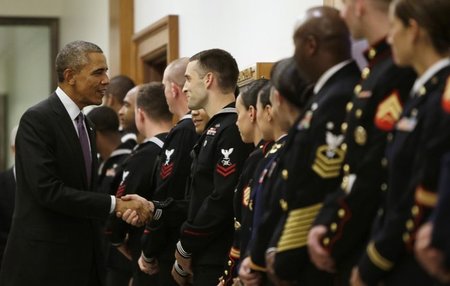 Unter Friendly Fire: Barack Obama am Mittwoch mit Soldaten im Pe...