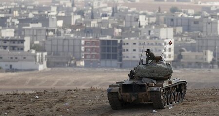 Ein türkischer Soldat beobachtet von seinem Panzer aus einen Luf...